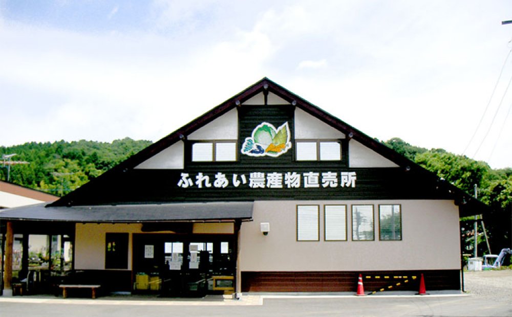 都道沿いにあるシンプルな建物