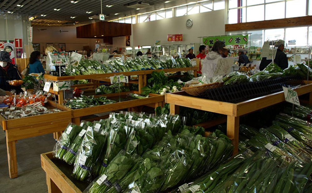新鮮な地場農畜産物が並ぶ