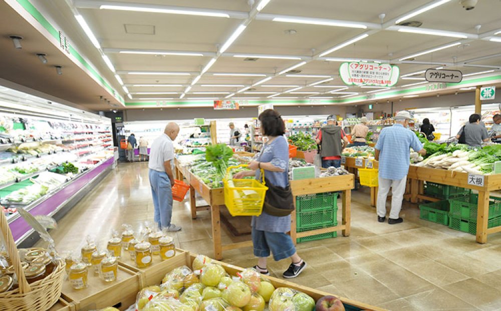 肉や魚、生活雑貨も揃う