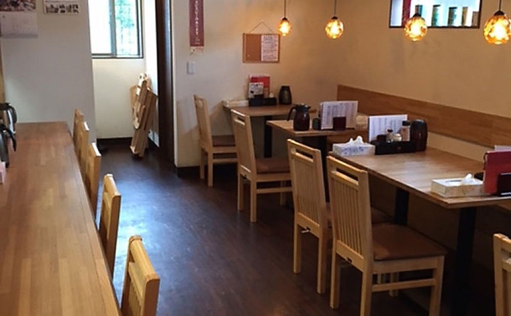 すっきりとしたシンプルな店内