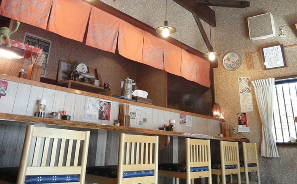 店内はカウンターとテーブル2席