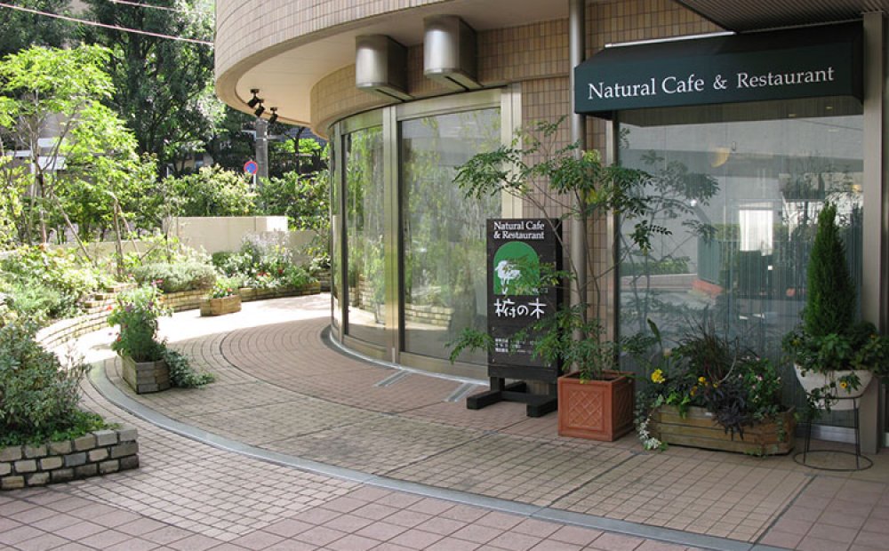 入口そばのガーデンも美しい