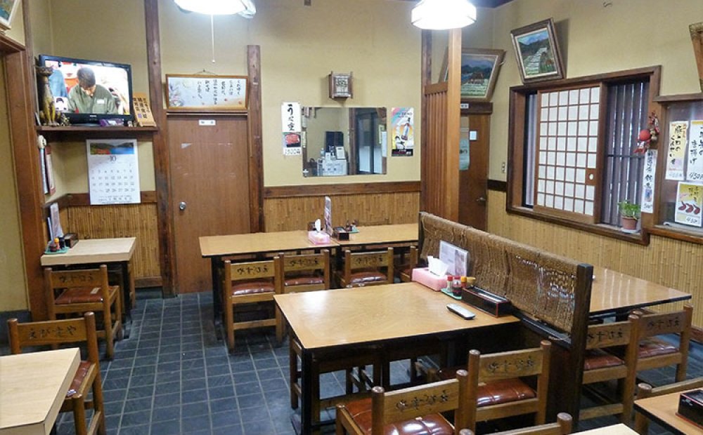 昔懐かしいそば店の雰囲気