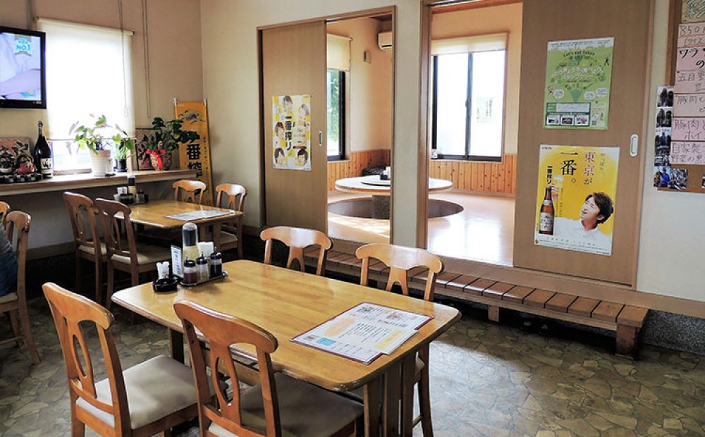 カウンターや座敷席もある