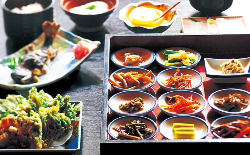 山菜の小皿がずらりと並ぶ名物料理