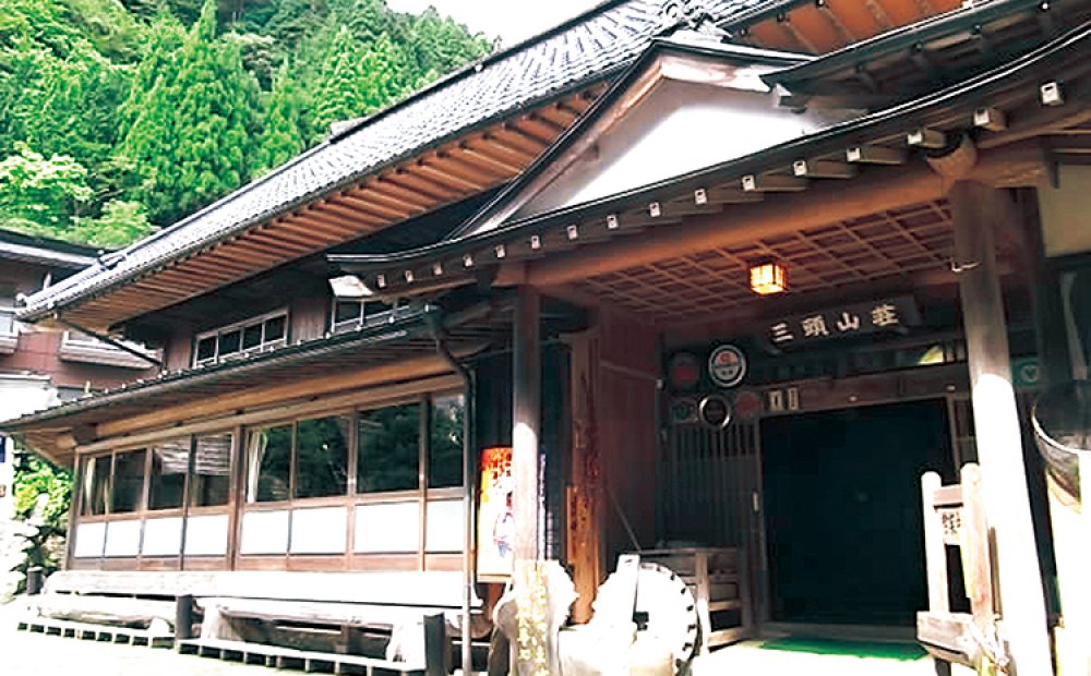 歴史を感じさせる本館の玄関