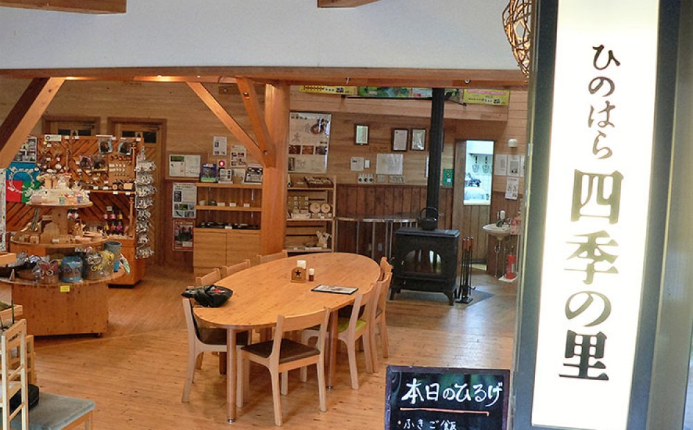 木のぬくもりを感じる店内