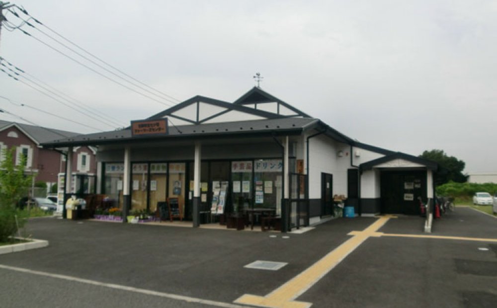 地元の農産物や加工品を販売