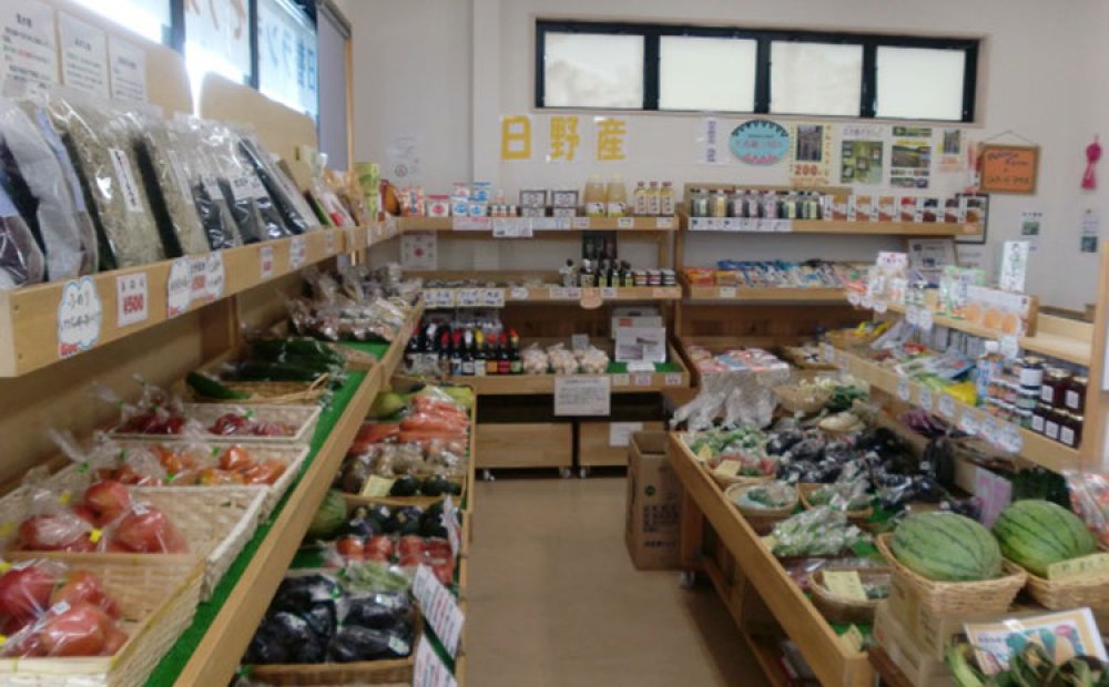 季節の野菜や果物が豊富に揃う