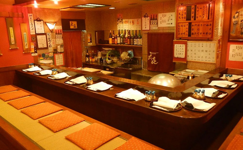 掘りごたつ式のカウンター席