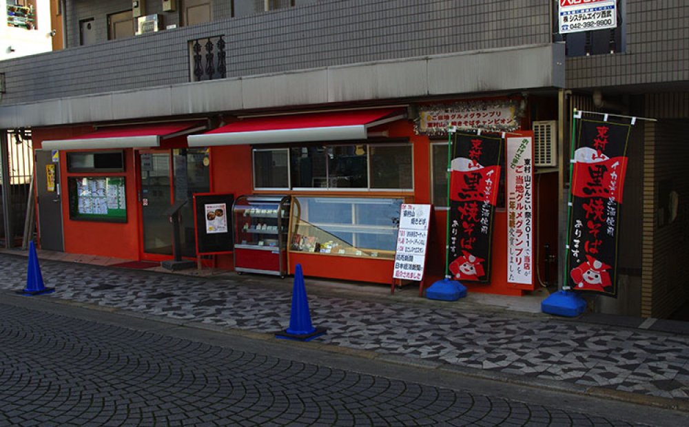 赤い外観が印象的