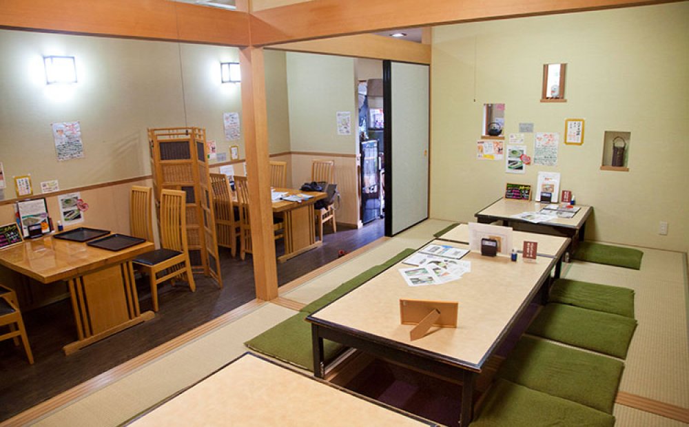 掘りごたつ式の座敷席でゆっくりと