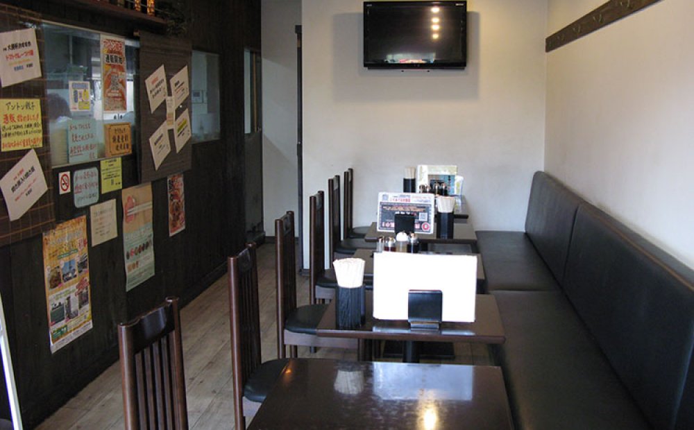 ブラウンを基調とした店内