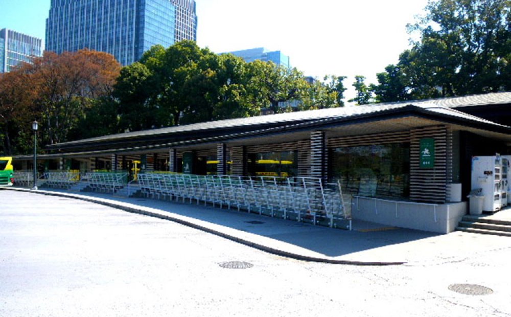 緑に囲まれた一角に立つ（C）国民公園協会皇居外苑