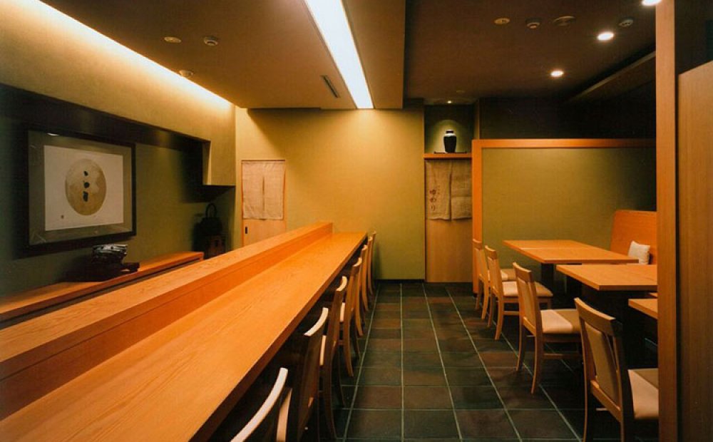 1階にはカウンター席もある