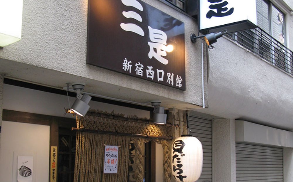 店は路地を入ったところにある