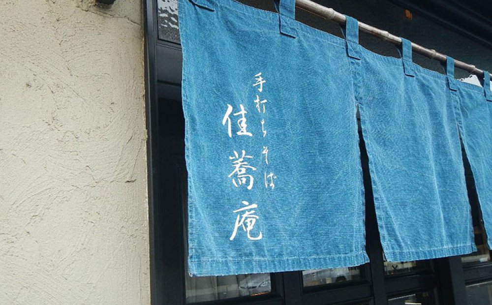 主要道路のすぐ横にある