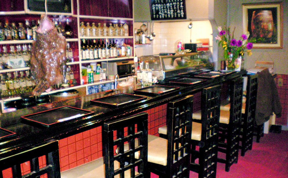 店内は赤と黒で統一されている