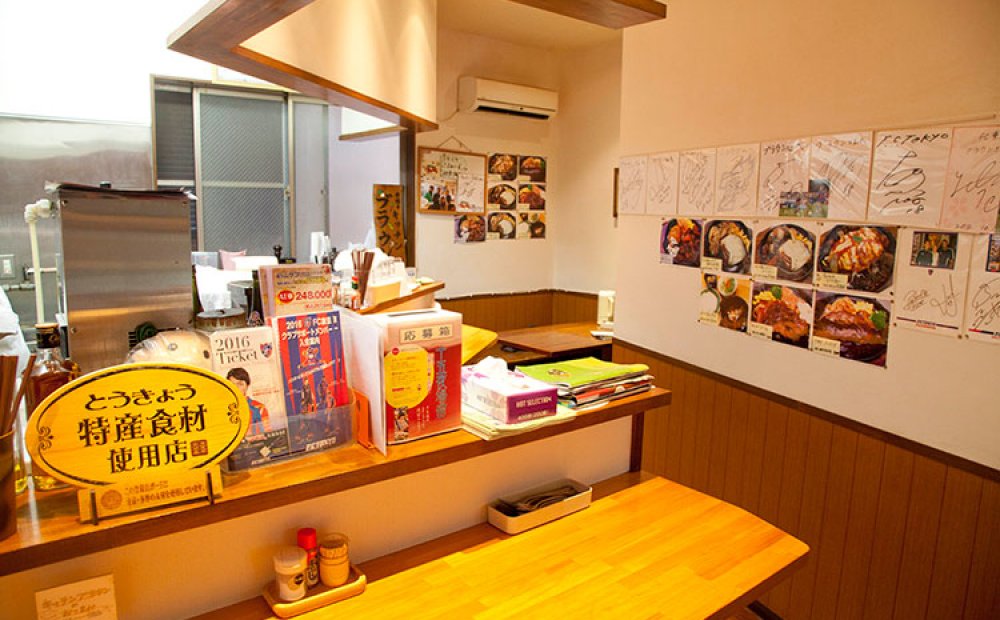 カウンターのほか、テーブル席も