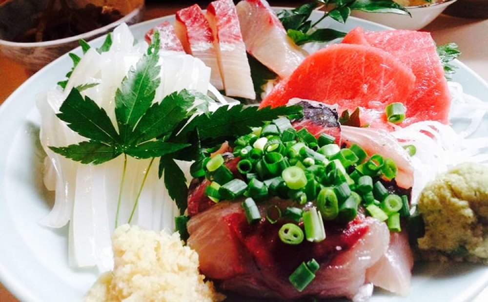 定置網漁期間のみ三宅島の魚が並ぶ