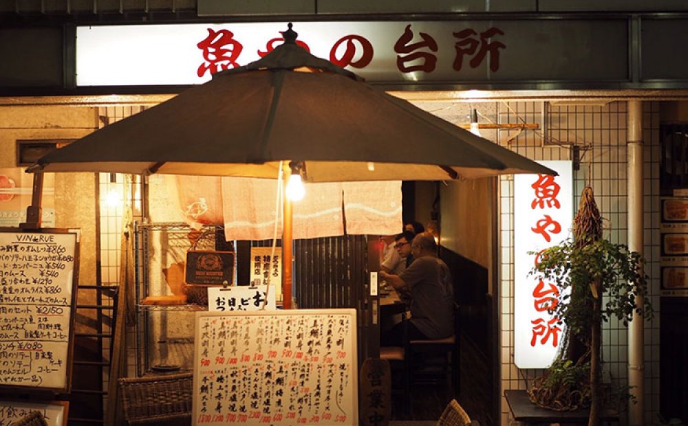 駅からのびる小金井街道にある