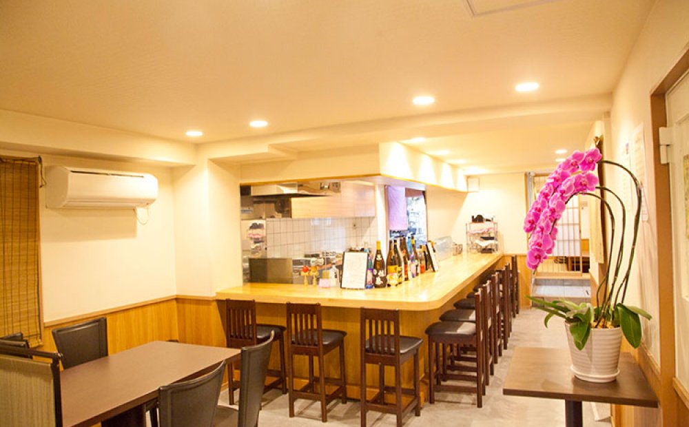 奥には掘りごたつ式の座敷席も