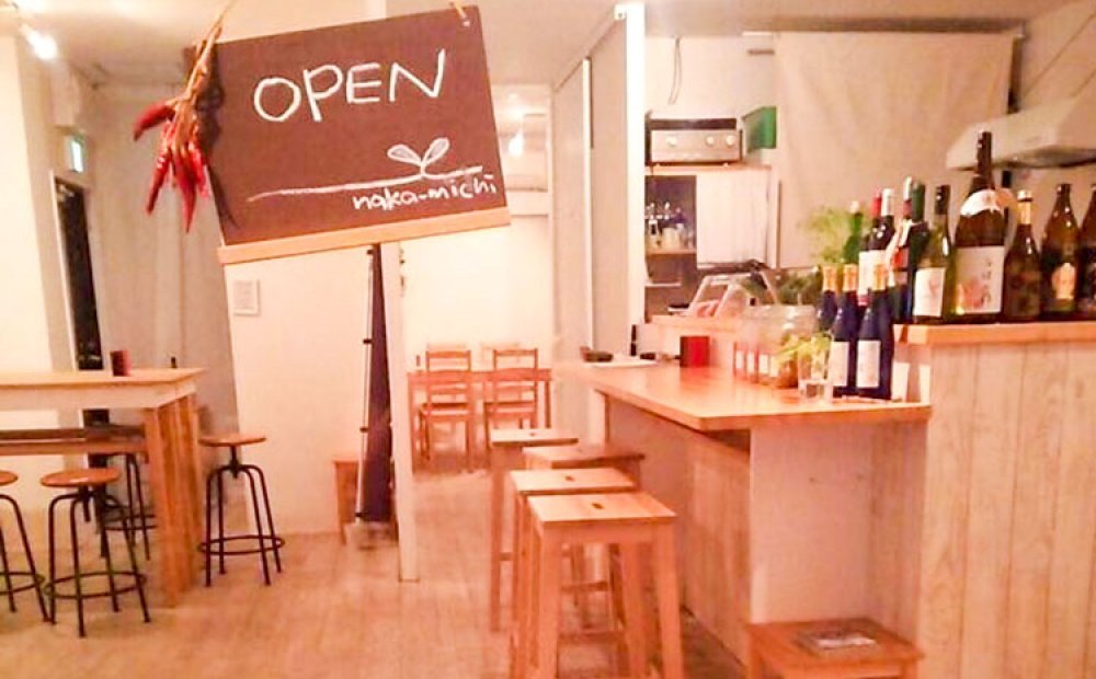 木の温もりを感じる店内でくつろいで