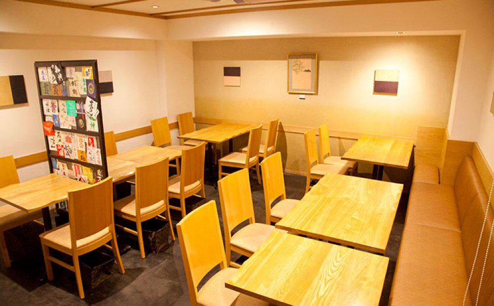 国立駅近くのビルの地階にある