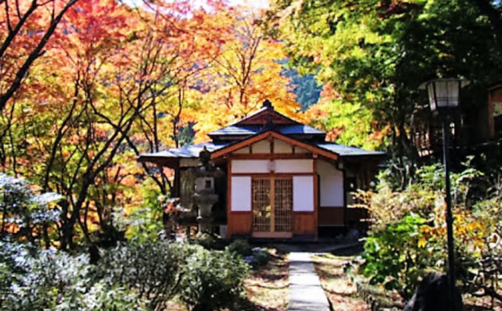 広い庭園に離れが点在する