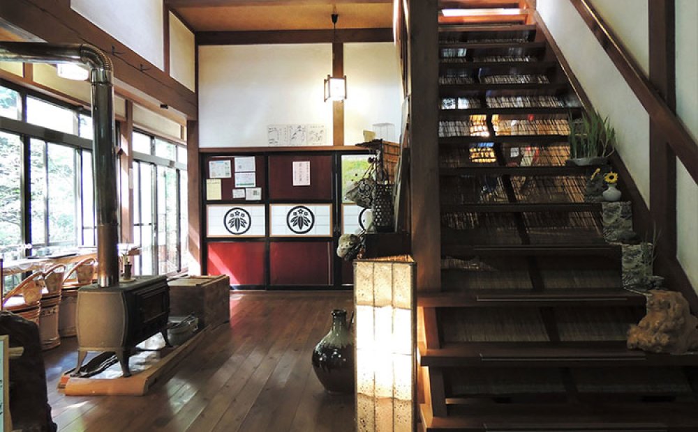 薪ストーブのある玄関ホール