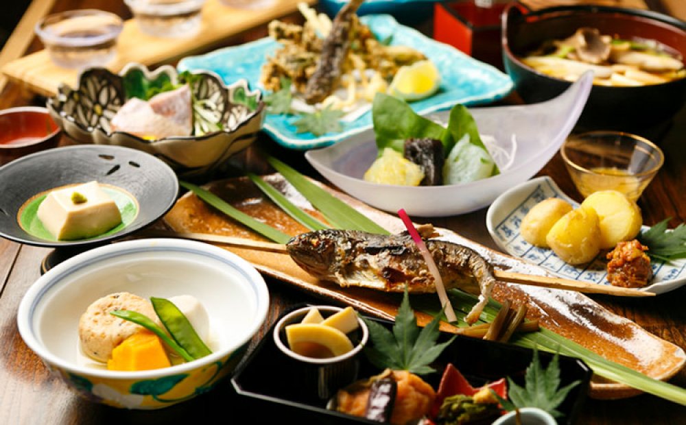 夕食は旬の食材を使った田舎料理