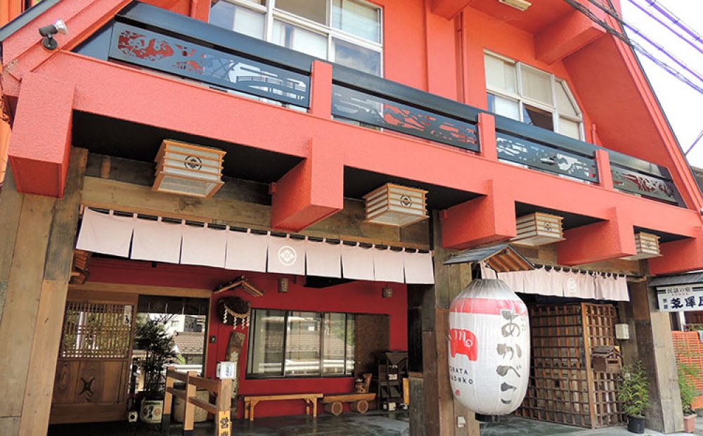 赤い三角屋根の外観が目印