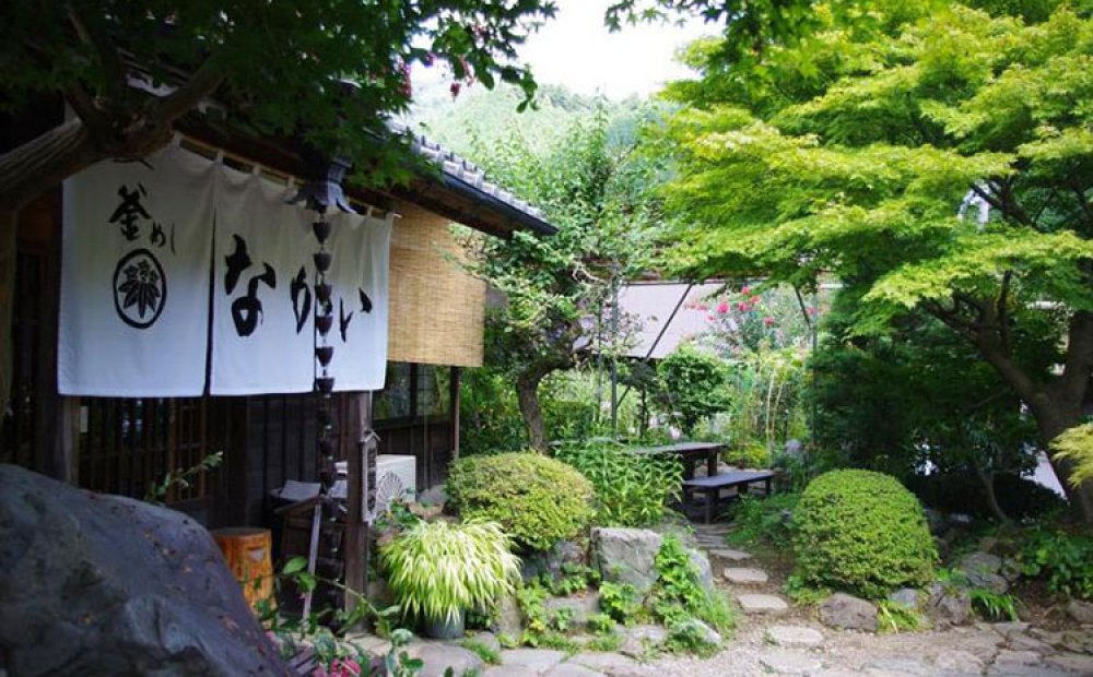 山里の自然に囲まれた店