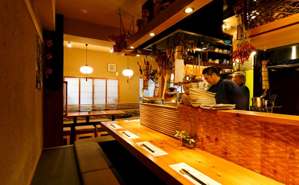 カウンター席のほかテーブル席も