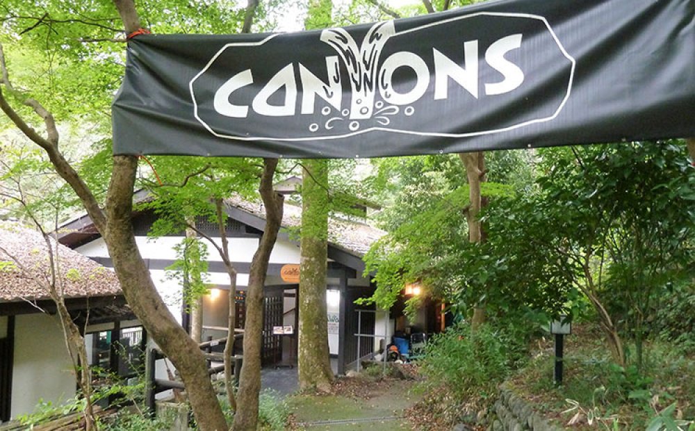 緑に囲まれた隠れ家のような店