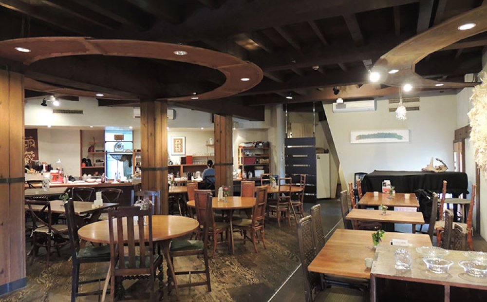 繭蔵を改装した落ち着いた店内