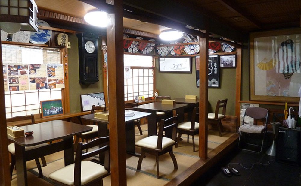 座敷は年配の客に喜ばれる椅子席