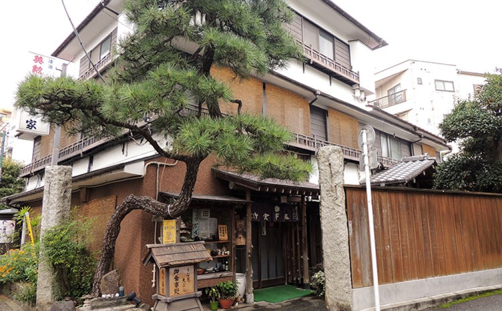 貴重な木造3階建の店舗