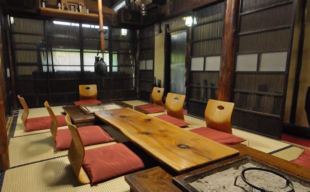 夕食は囲炉裏のある広間で