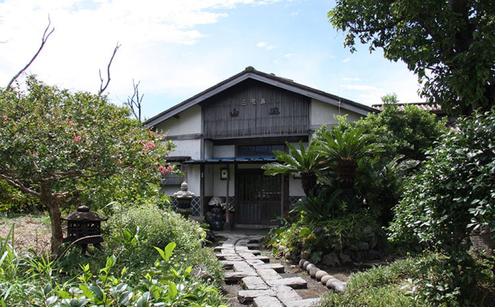 宿は緑に囲まれて立つ