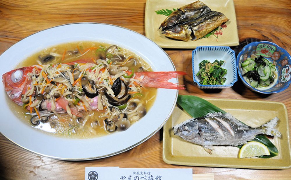 キンメダイなどが並ぶ豪華な夕食