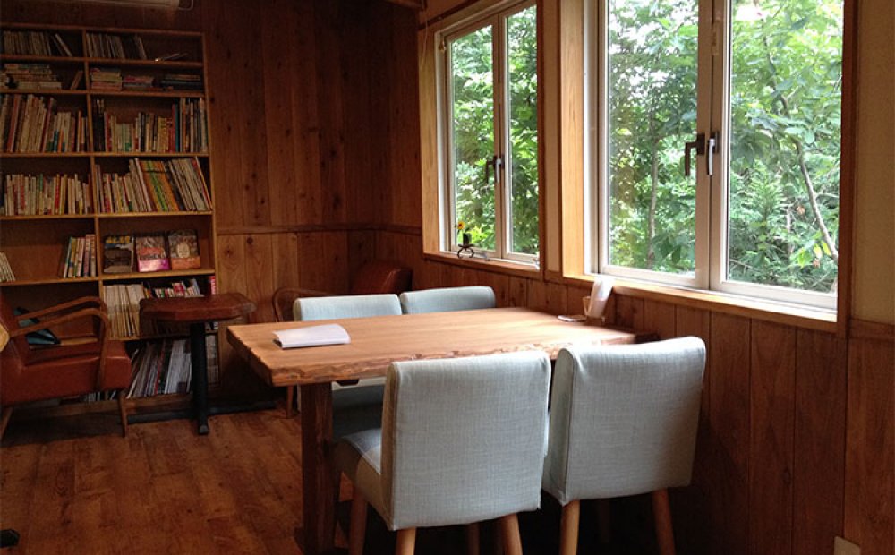 冬は薪ストーブが活躍する店内