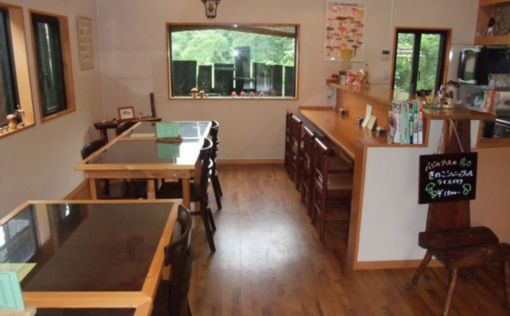 山の中の落ち着いた雰囲気の店内