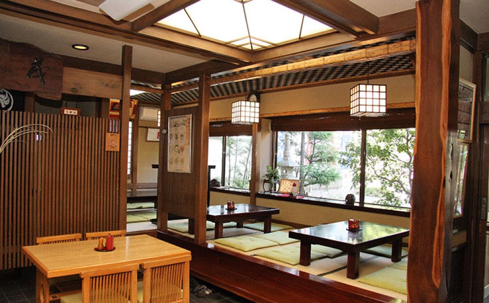 庭の眺めが美しい店内