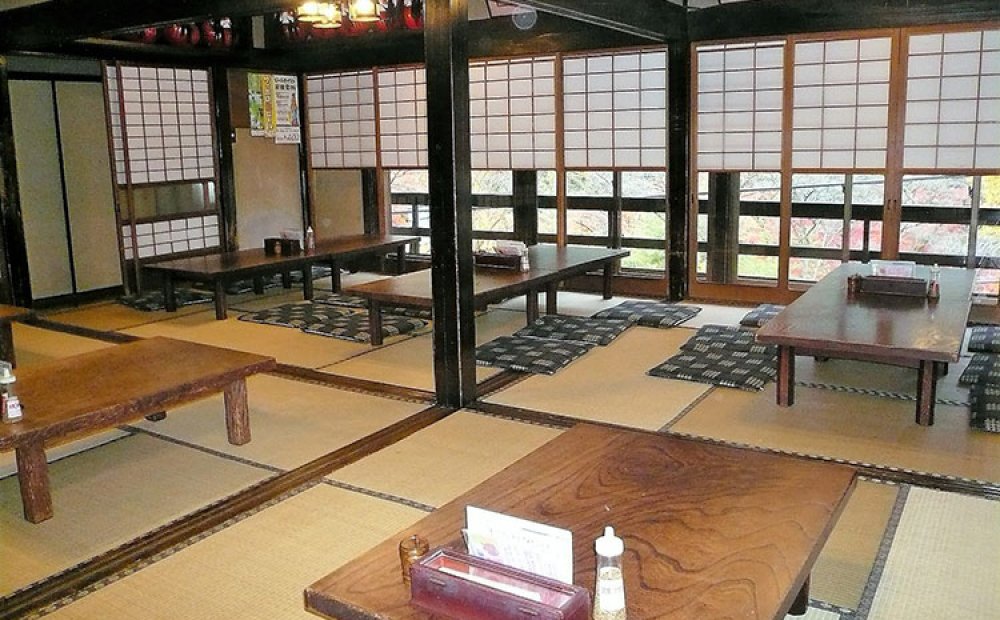 歴史を感じさせる店内