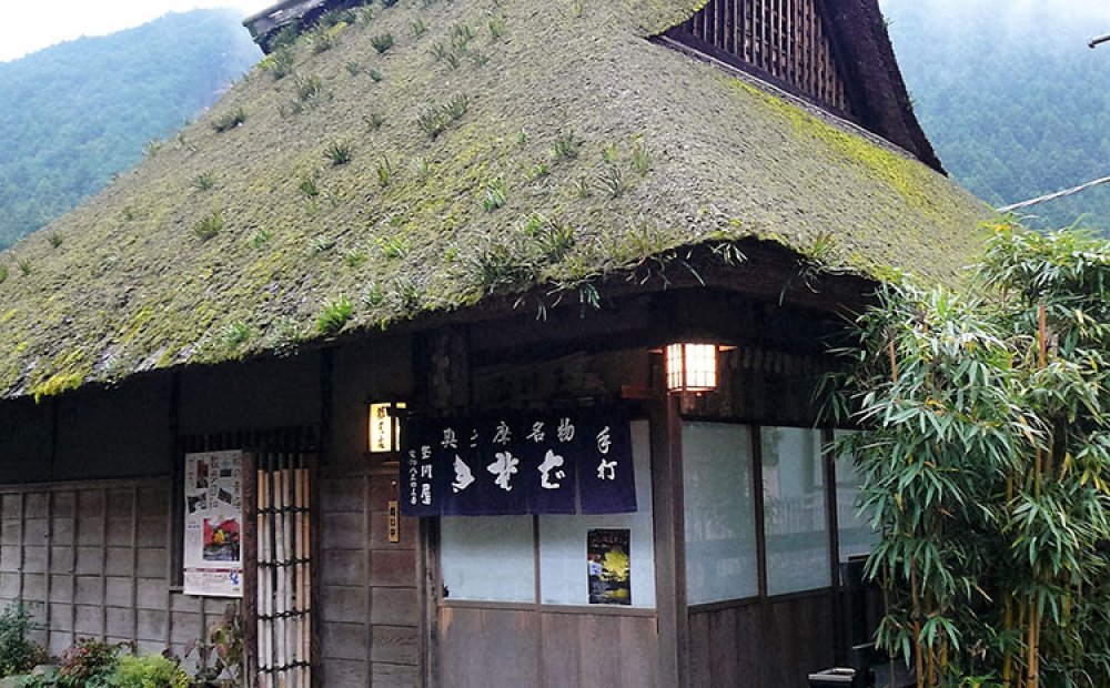 風情ある茅葺屋根の建物