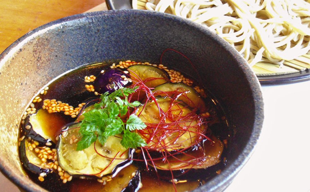 青梅秋茄子のピリ辛つけ蕎麦