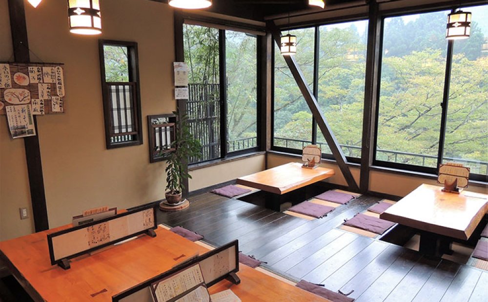 窓からの眺めも美しい店内