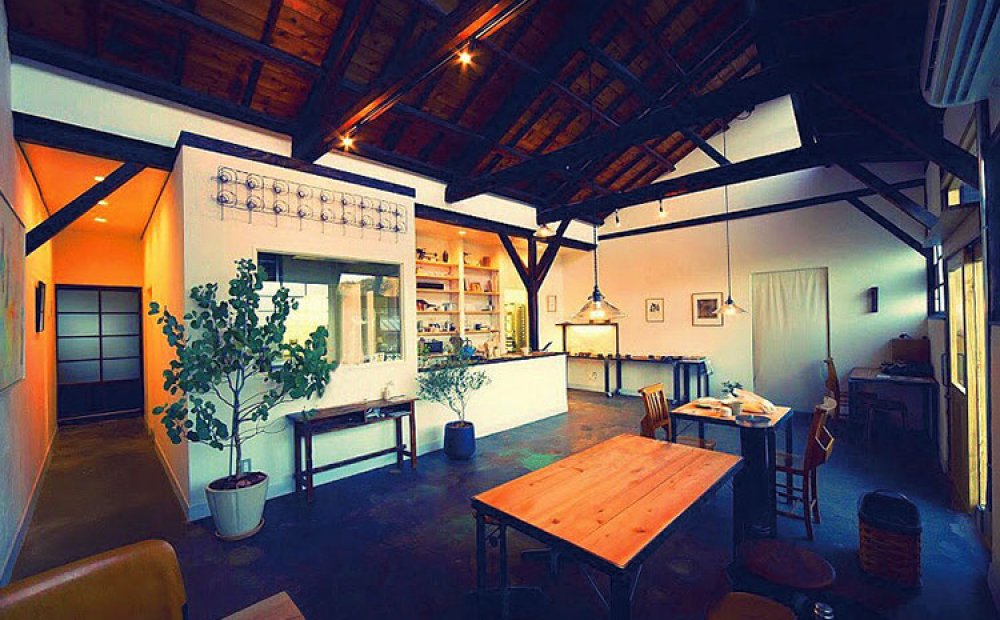 シックで落ち着いた雰囲気の店内