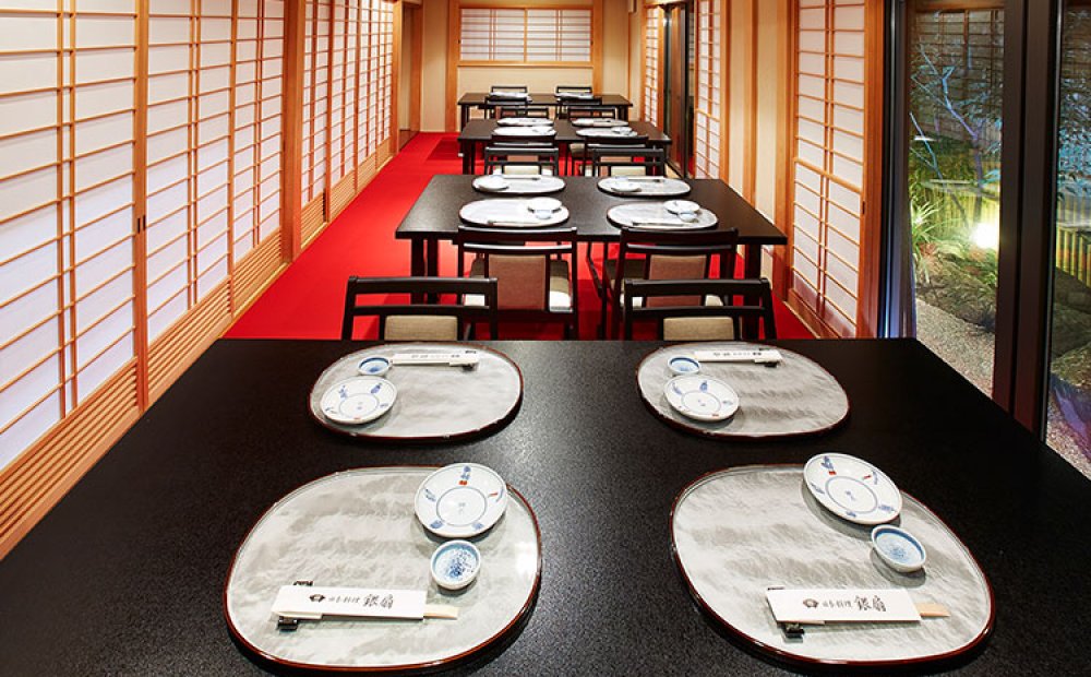 テーブル席からは中庭も望める